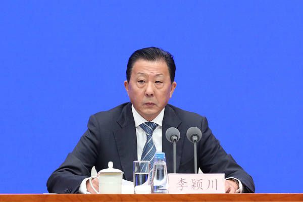 国庆档影片上映时间一览：国庆三部曲的前两部《我和我的祖国》和《我和我的家乡》在2019年、2020年的票房成绩亮眼，最终分别斩获31.7亿、28.3亿票房，连续两年成为国庆档的最大赢家